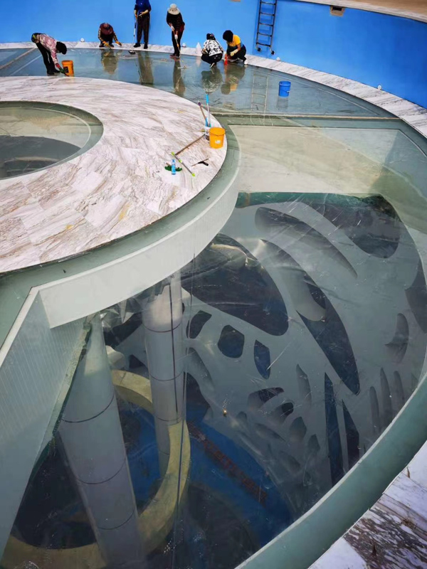 遼寧營口鲅魚圈魔法溫泉懸空透明泳池建設(shè)施工五，瑞地格樂亞克力游泳池